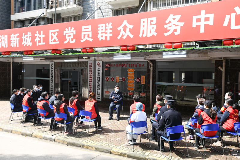 3月10日，中共中央总书记、国家主席、中央军委主席习近平专门赴湖北省武汉市考察新冠肺炎疫情防控工作。这是习近平在东湖新城社区党群服务中心，同社区工作者、基层民警、卫生服务站医生、下沉干部、志愿者等亲切交流。新华社记者 谢环驰 摄